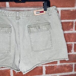 Vintage Y2K Tommy Hilfiger olive green cargo shorts